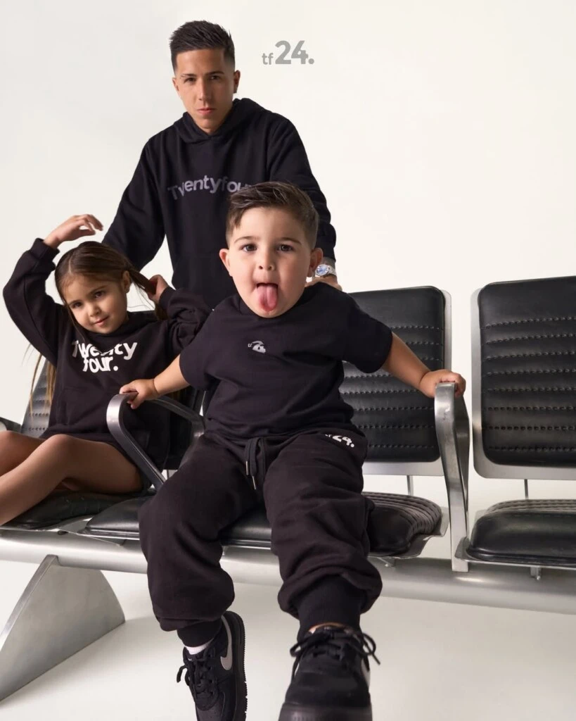 La identidad de la marca gira alrededor del concepto de travel wear, una tendencia que prioriza prendas cómodas, versátiles y funcionales para acompañar largos traslados, jornadas relajadas o actividades cotidianas.