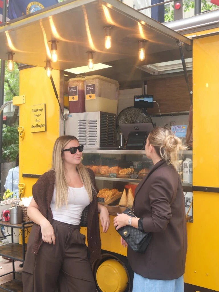 Sofía también compartió imágenes de distintas actividades: desayunos y cafés con amigas, caminatas con cochecito por la ciudad, recorridos turísticos y numerosos momentos de complicidad junto a su hija.