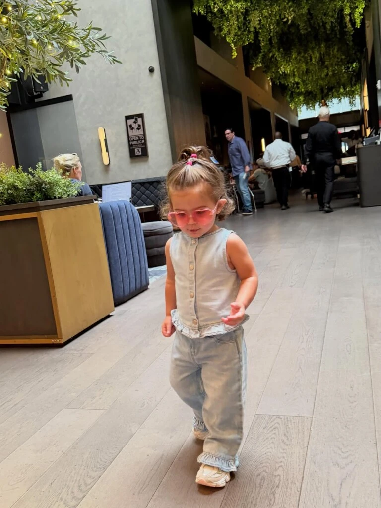 Para una de las recorridas por las calles de la Gran Manzana, Olivia llevó un outfit cómodo y canchero ideal para una jornada de caminatas.