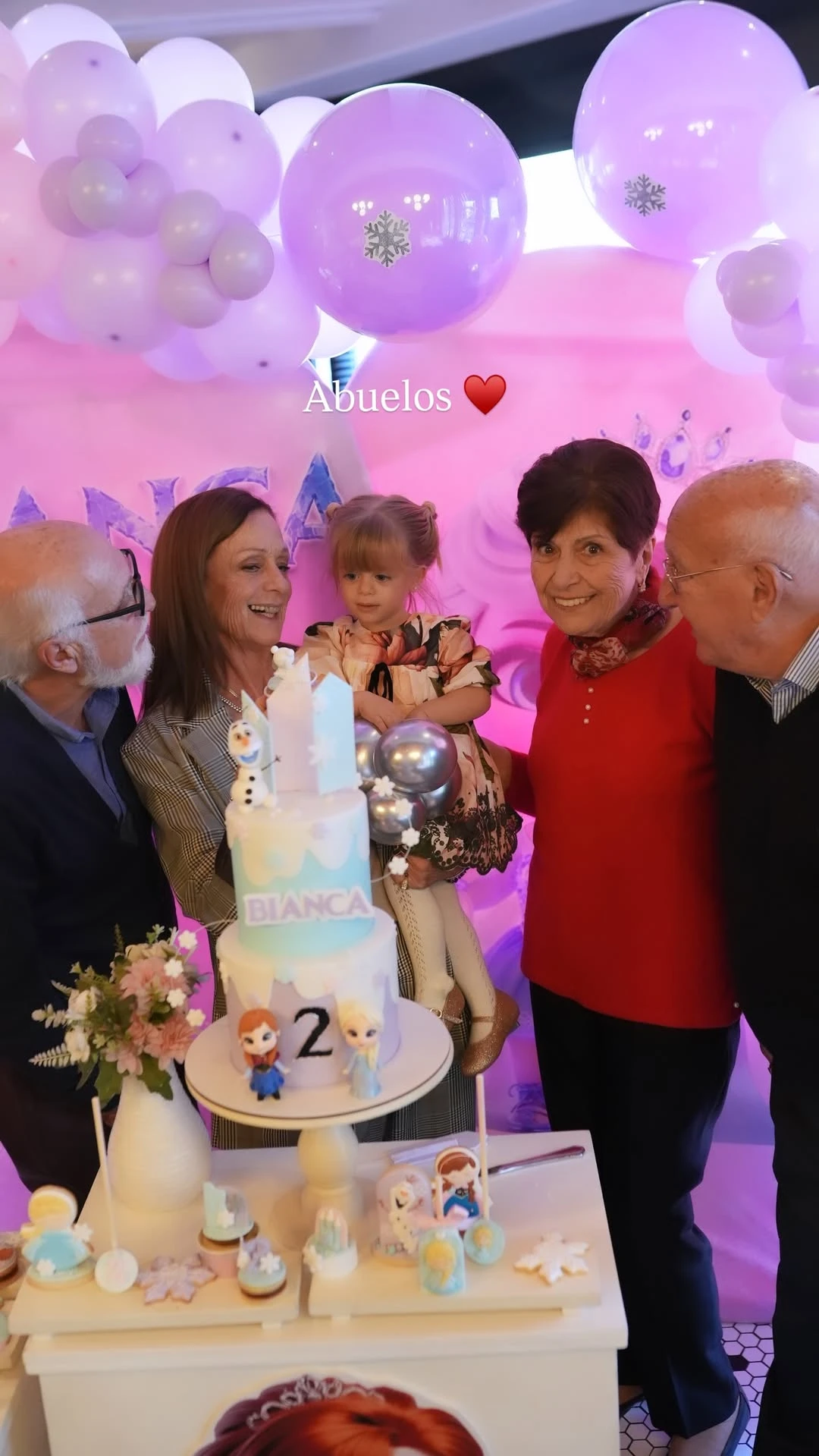 Bianca junto a sus abuelos. Fotos: IG.