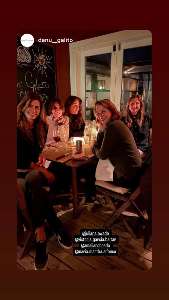 En una de las imágenes compartidas, se la puede ver sonriente en un restaurante junto a su grupo más cercano, en un clima relajado y distendido.