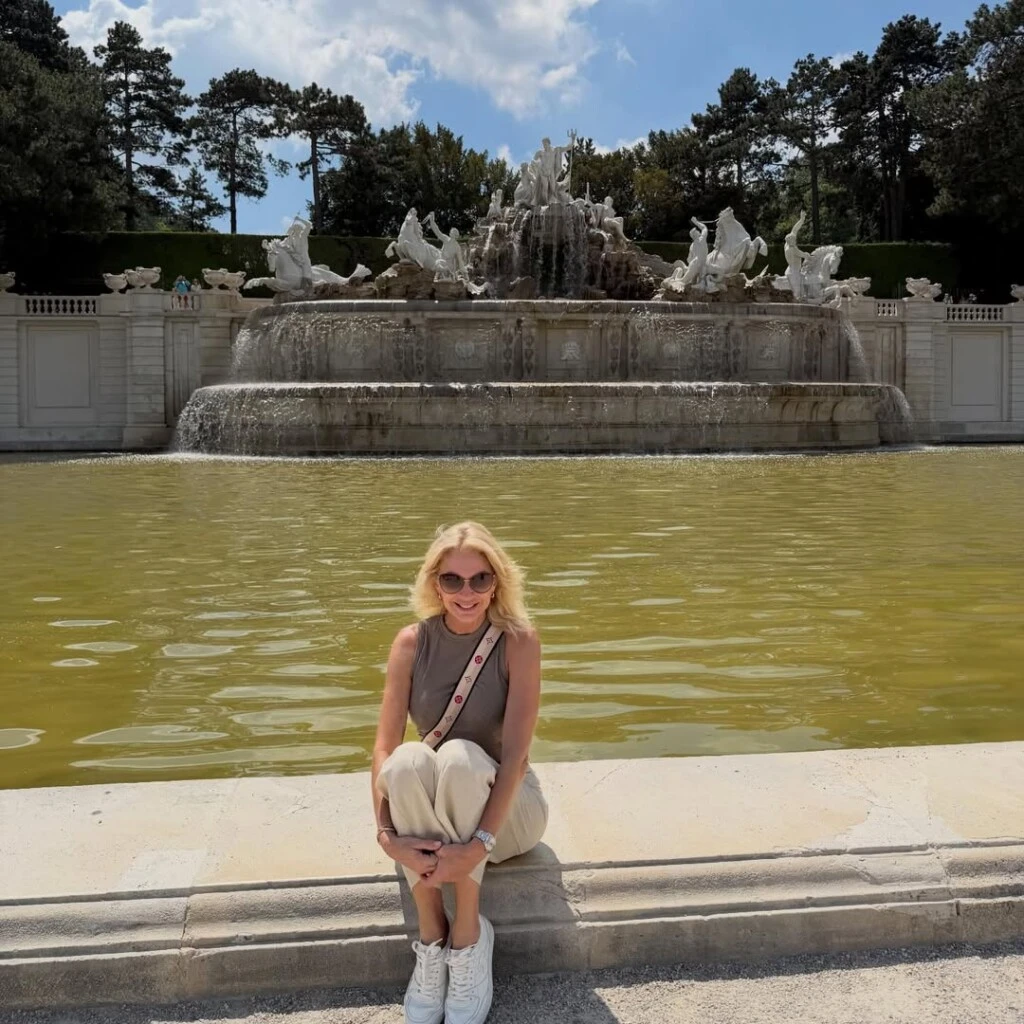 Las fotografías la mostraron recorriendo algunos de los lugares más emblemáticos de la capital austríaca, disfrutando de sus jardines, admirando su arquitectura histórica y participando de propuestas culturales como conciertos y espectáculos musicales.