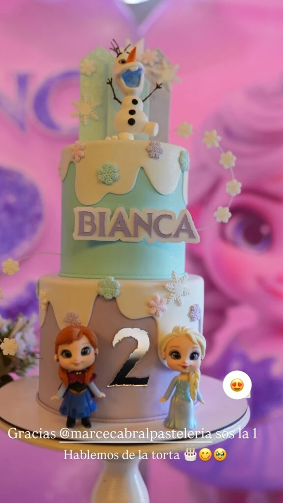 La torta contó con los personajes de Frozen de Disney. Fotos: IG.