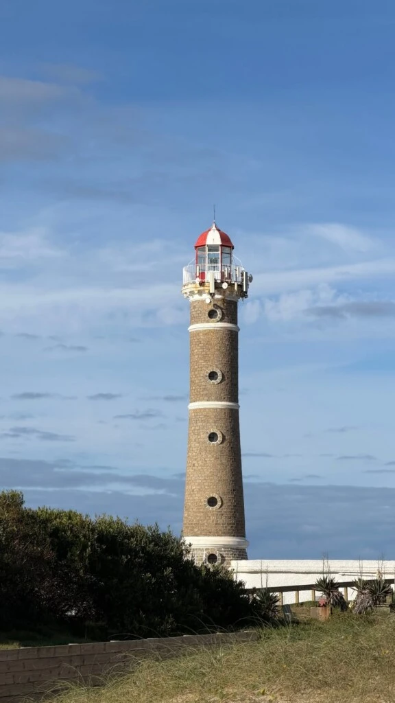 Caminatas por la playa, paisajes costeros, fotografías del mar, el muelle y el faro formaron parte de un álbum que refleja una búsqueda de conexión con el entorno y con ella misma.