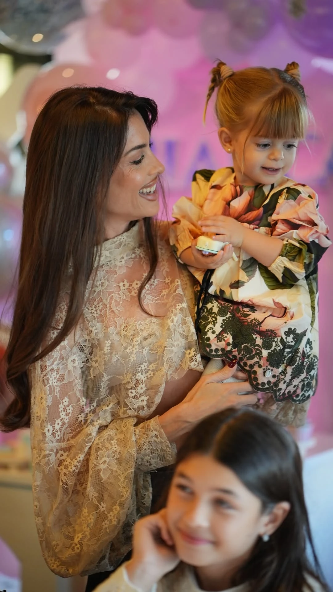 La niña lució un vestido con estampado floral. Fotos: IG.