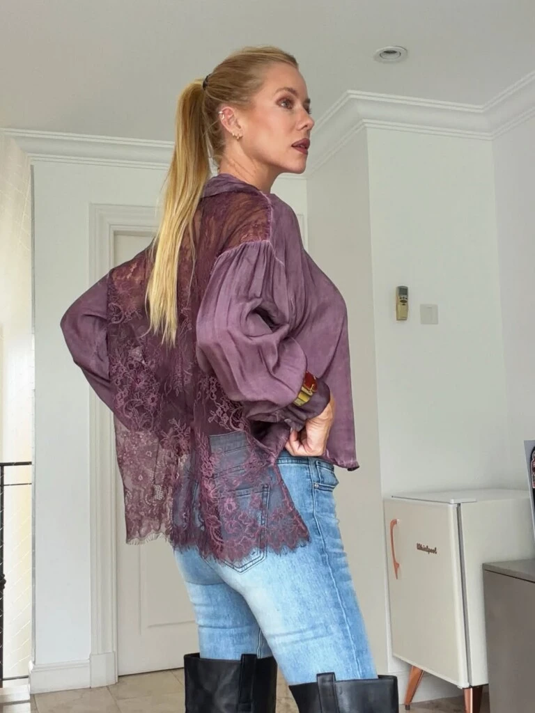 La pieza central del look fue una camisa amplia en tono ciruela confeccionada en una tela liviana y semitransparente.