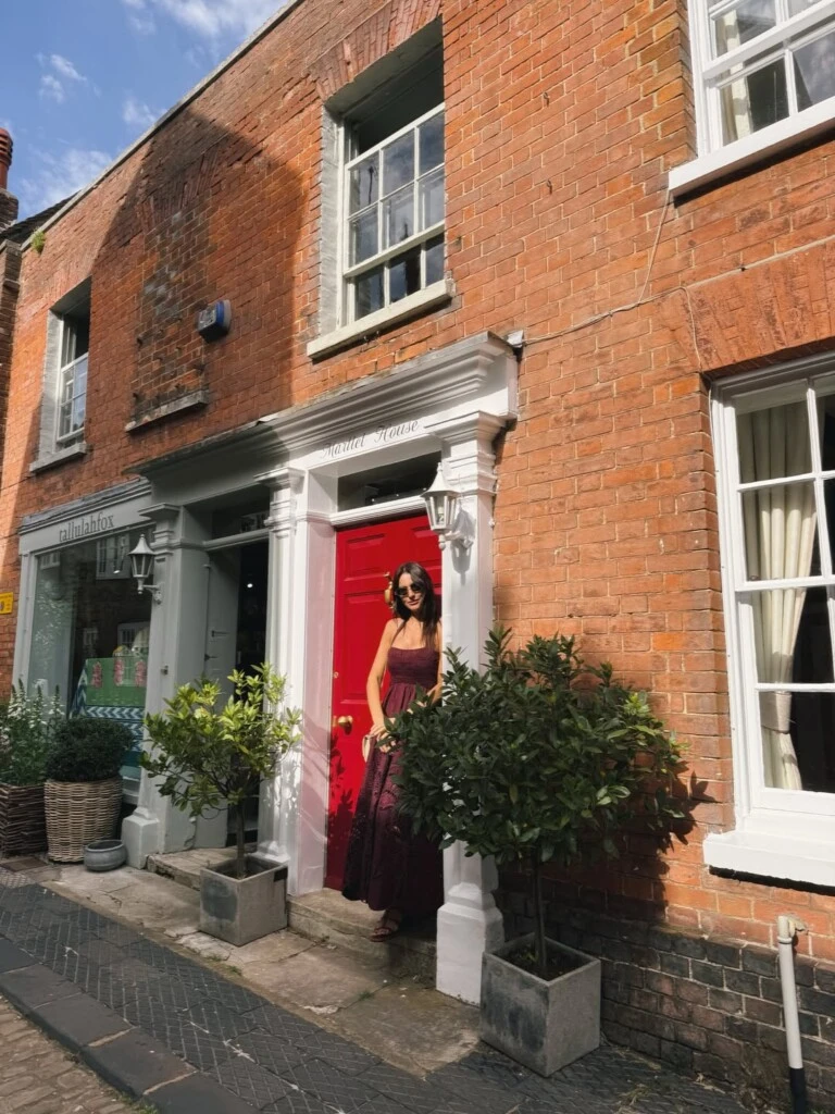 A través de sus redes sociales, la modelo y conductora mostró las postales más especiales de sus días en el sur de Inglaterra, donde combinó turismo, paisajes de ensueño y propuestas de moda impecables.