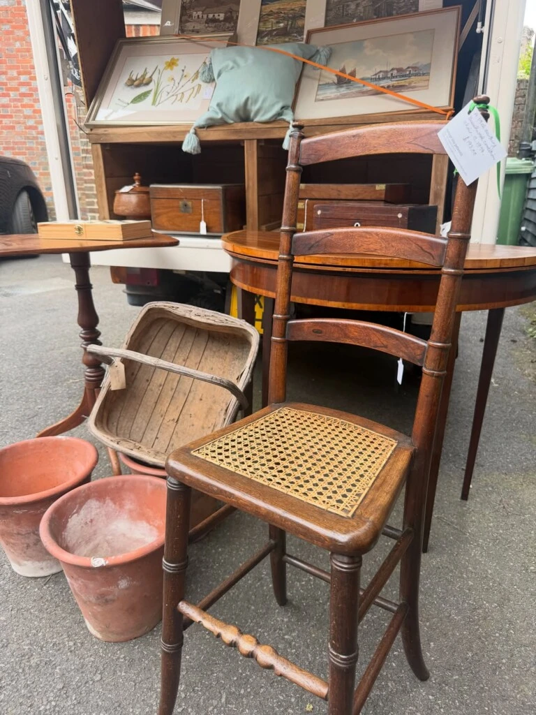 Vajilla antigua, cuadros, muebles, libros, piezas de decoración y hasta caballos junto a sus jinetes formaron parte de las escenas que registró la modelo.