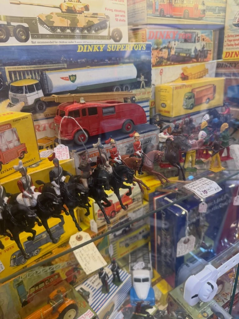 Entre las imágenes que publicó en Instagram se destacan los recorridos por Petworth, una pintoresca localidad del condado de West Sussex, famosa por sus calles adoquinadas, edificios históricos y su encanto tradicional inglés.
