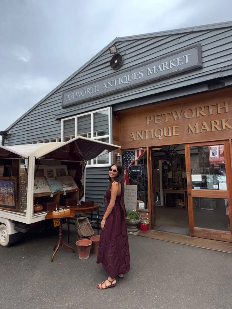 Entre ellos, sobresalieron los mercados de antigüedades y las ferias vintage, espacios que cautivaron a Pampita por su estética clásica y su amplia variedad de objetos.