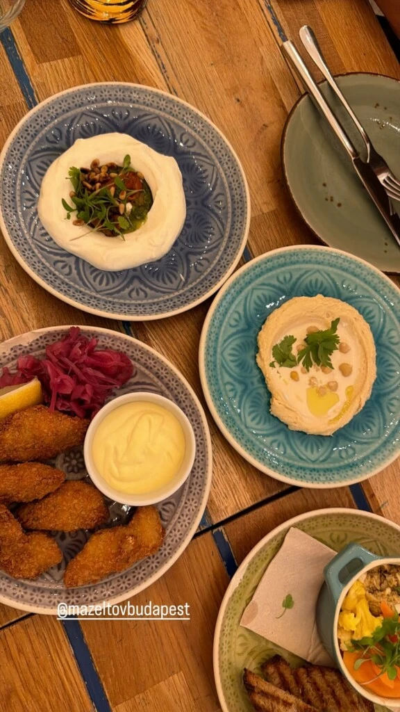A lo largo del almuerzo, la conductora publicó fotografías de distintos platos, entre ellos verduras, croquetas y diferentes dips, dejando en evidencia su interés por probar propuestas gastronómicas típicas de cada destino.