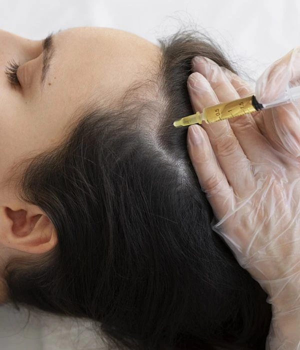 En el cuero cabelludo, en cambio, el tratamiento actúa sobre el folículo piloso y ayuda a prolongar la fase de crecimiento del cabello, favoreciendo su fortalecimiento y regeneración.