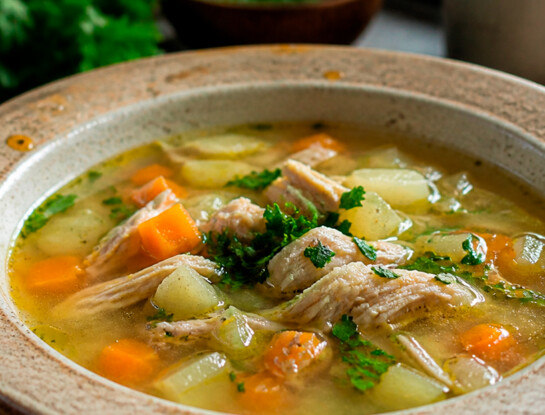 La receta fácil del día: sopa de pollo con verduras lista en 25 minutos
