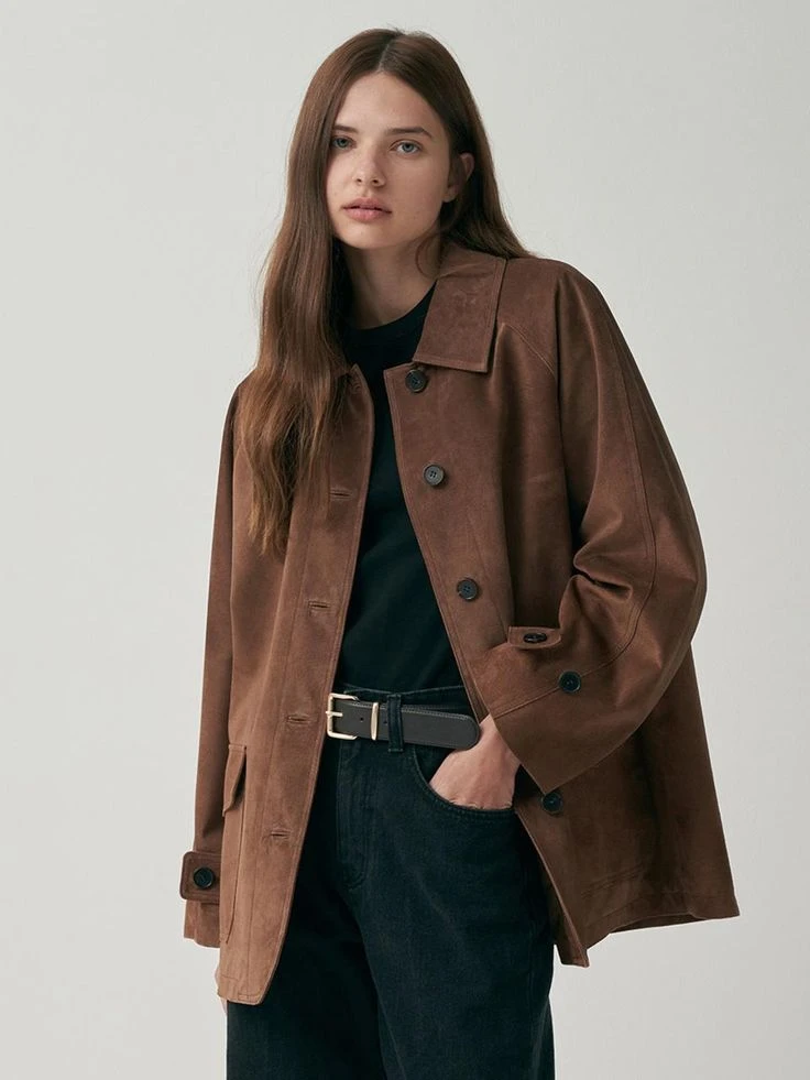 Entre los diseños más vistos aparecen las camperas oversized, perfectas para superponer sweaters livianos y generar looks relajados. 