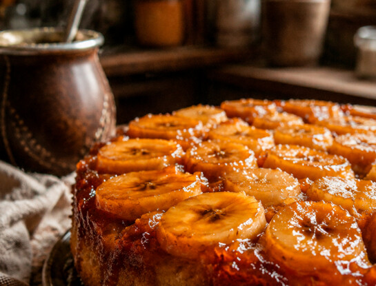 La receta fácil del día: torta invertida de banana y caramelo lista en 35 minutos
