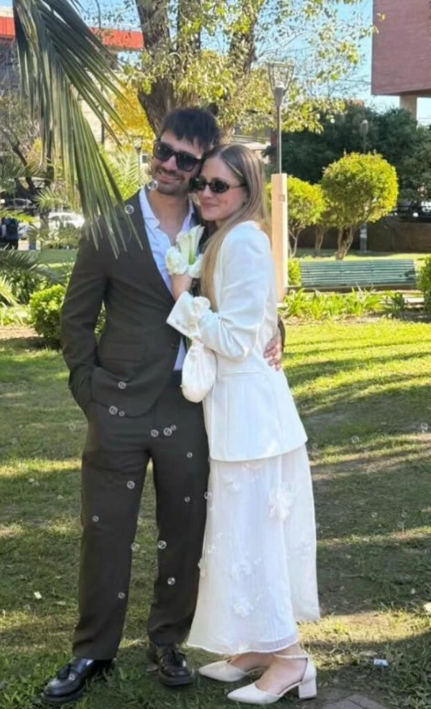 Lejos de los códigos más tradicionales, Rochi Igarzábal construyó un look nupcial auténtico, donde conviven lo romántico y lo urbano con naturalidad.