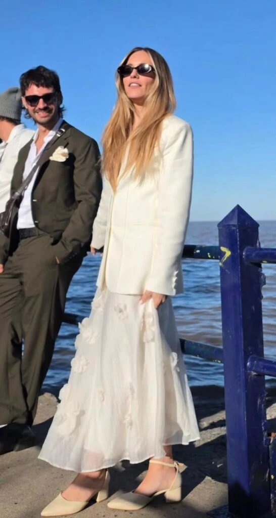 El diferencial del outfit estuvo en la incorporación de un blazer sastrero en el mismo tono. De líneas limpias y calce relajado, esta pieza aportó estructura y un aire contemporáneo que elevó el conjunto.