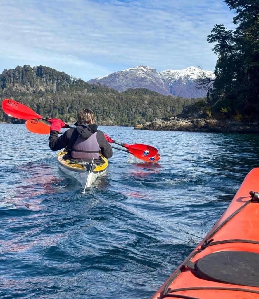 Entre las actividades, se destacaron paseos en kayak por ríos de la zona, vistas de montañas y una postal divertida en la que madre e hijo posaron debajo del agua, haciendo muecas y jugando con la cámara.