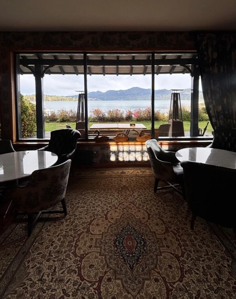  El destino elegido fue Villa La Angostura, uno de los rincones más buscados de la Patagonia por sus paisajes imponentes y su conexión con la naturaleza.
