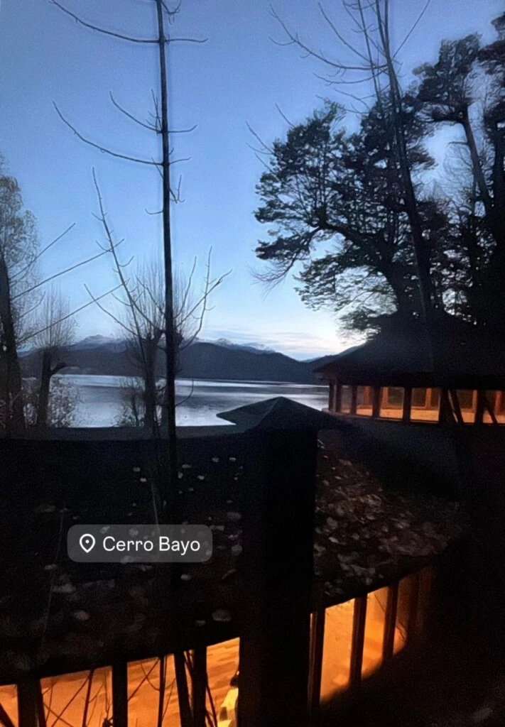 La familia se hospedó en una cabaña rústica y luminosa ubicada en la zona de Cerro Bayo, rodeada de senderos naturales y con vistas abiertas al lago.
