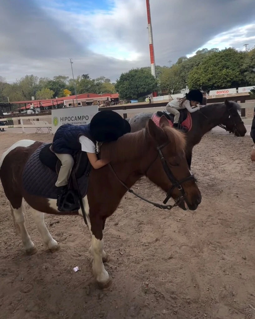 Equipadas con cascos y vestimenta acorde, Anita y Sarah se subieron a sus caballos y se mostraron entusiasmadas frente a esta nueva actividad. 