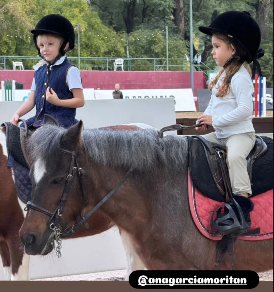 Entre sonrisas y miradas cómplices, las niñas compartieron el momento con soltura, explorando el vínculo con los animales y el entorno.