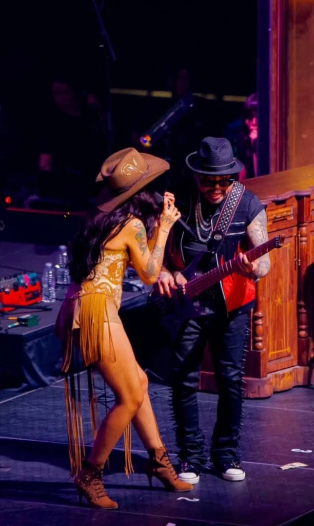 La pieza, de inspiración cowboy y espíritu artesanal, enmarcó la silueta de la artista y se convirtió en el eje absoluto del outfit. 