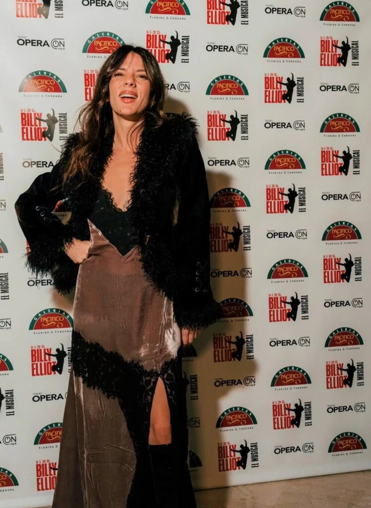 La pieza central del estilismo fue un vestido largo en tono marrón chocolate con acabado aterciopelado, una textura suave y sofisticada que aportó profundidad visual al look.