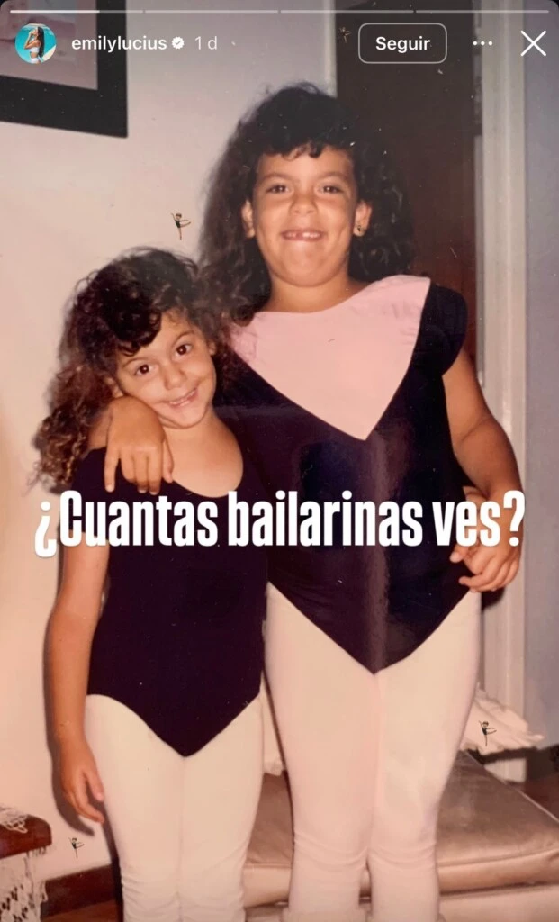 La postal reflejó a Emily y Belu luciendo medias rosas claras, mallas negras y remeras ajustadas en tonos suaves, listas para protagonizar una coreografía juntas. 