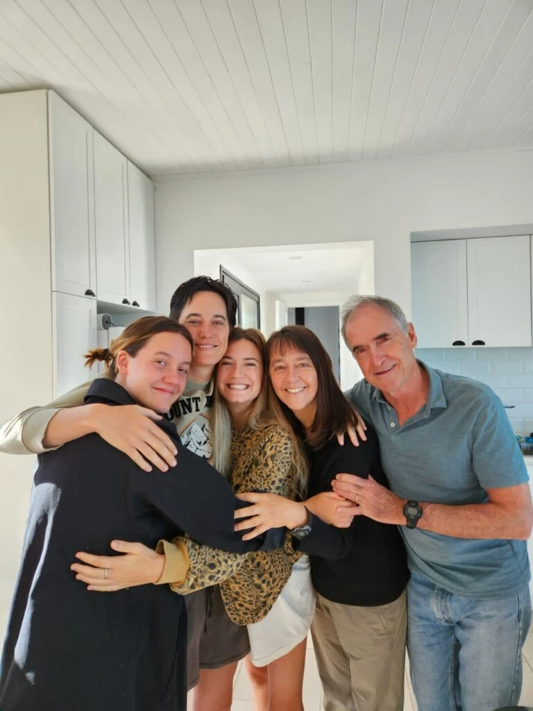 Sofi, su papá y sus hermanos