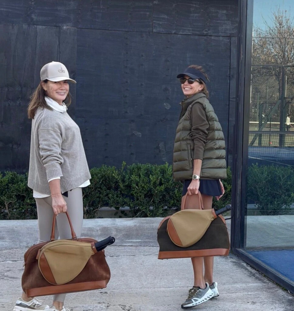 Uno de los detalles más destacados fue el bolso oversized en tonos marrones y verde militar, un accesorio práctico y elegante que acompañó a la perfección la paleta earthy del look. 
