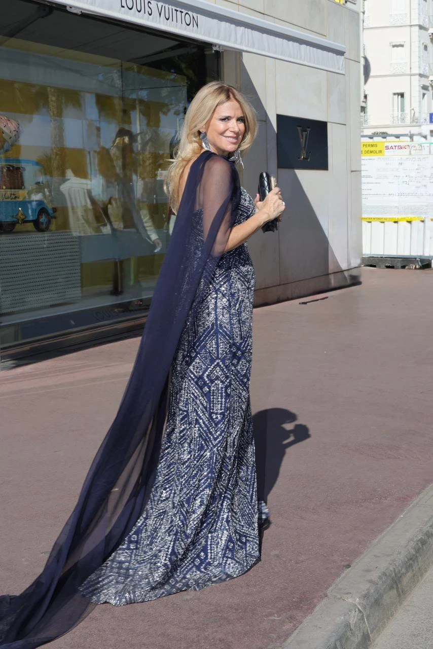 Flavia vestida por Gabriel Lage.