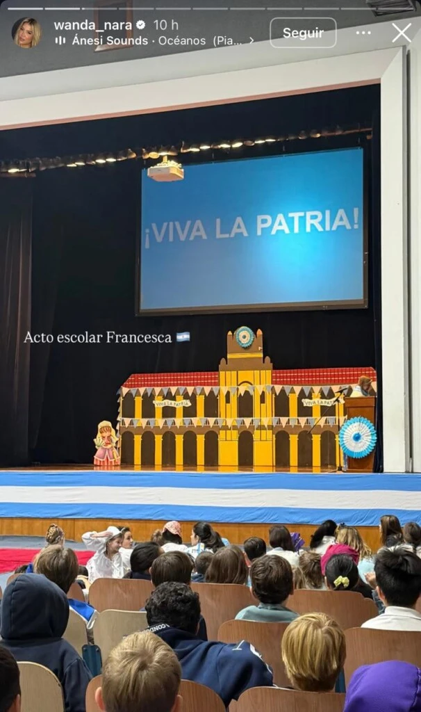 Las dos niñas, que cursan juntas sus estudios primarios, participaron del evento patrio junto a sus compañeros en una celebración llena de banderas, escarapelas y referencias a la Revolución de Mayo. 
