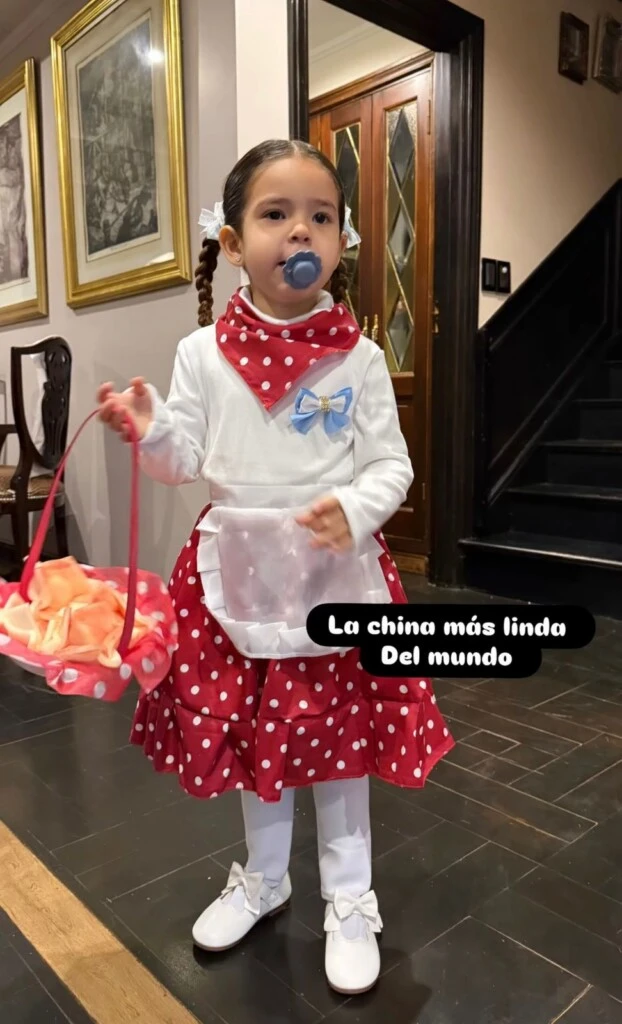 Sarah Burlando volvió a enternecer las redes sociales con un look patrio inspirado en la estética tradicional argentina. 