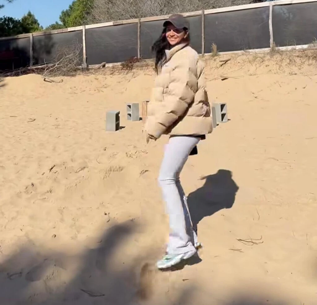 Zaira apostó por zapatillas deportivas en tonos claros, alineadas con la estética comfy que domina actualmente el street style internacional.