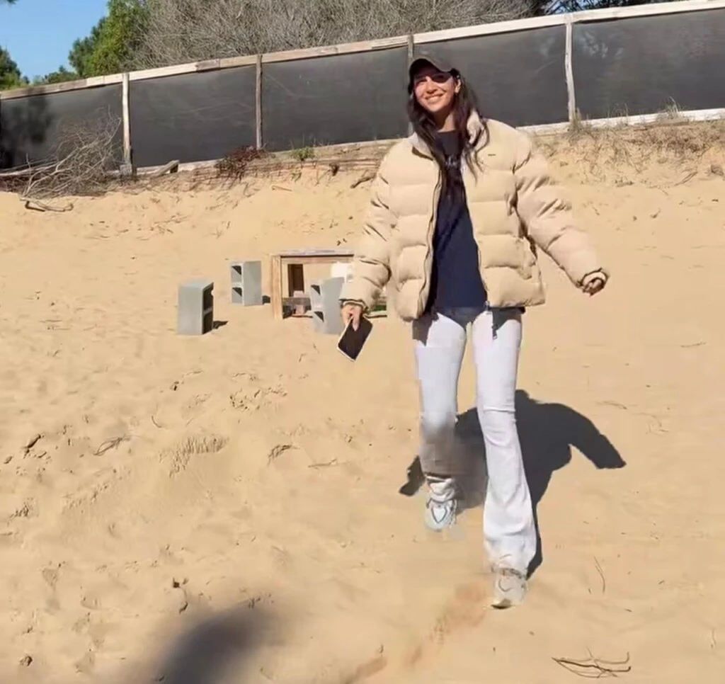 El look estuvo protagonizado por una campera puffer oversize en tono beige, una de las prendas infaltables de la temporada otoño invierno.
