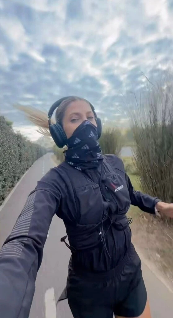 Entre los complementos se destacaron unos auriculares de casco y un cuello multifunción estampado de Adidas en tonos oscuros. 