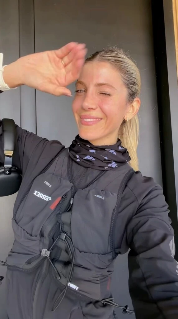 En cuanto al beauty look, apostó por la practicidad. Llevó el cabello recogido en una cola de caballo intermedia, una elección cómoda que además permitió destacar el resto de los accesorios.