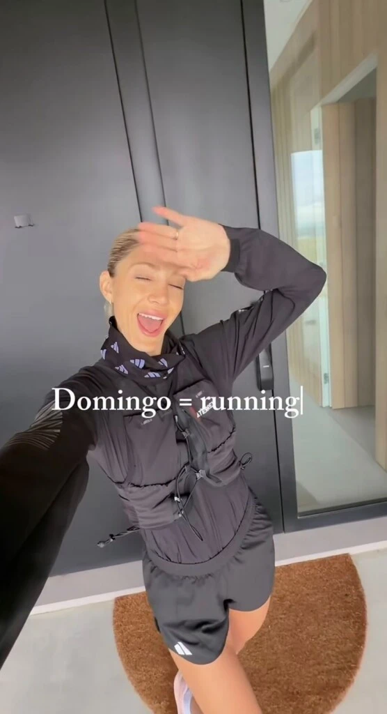 Por encima sumó una de las piezas protagonistas del estilismo: un chaleco de running ajustado al cuerpo, equipado con múltiples bolsillos, cierres y correas regulables. 