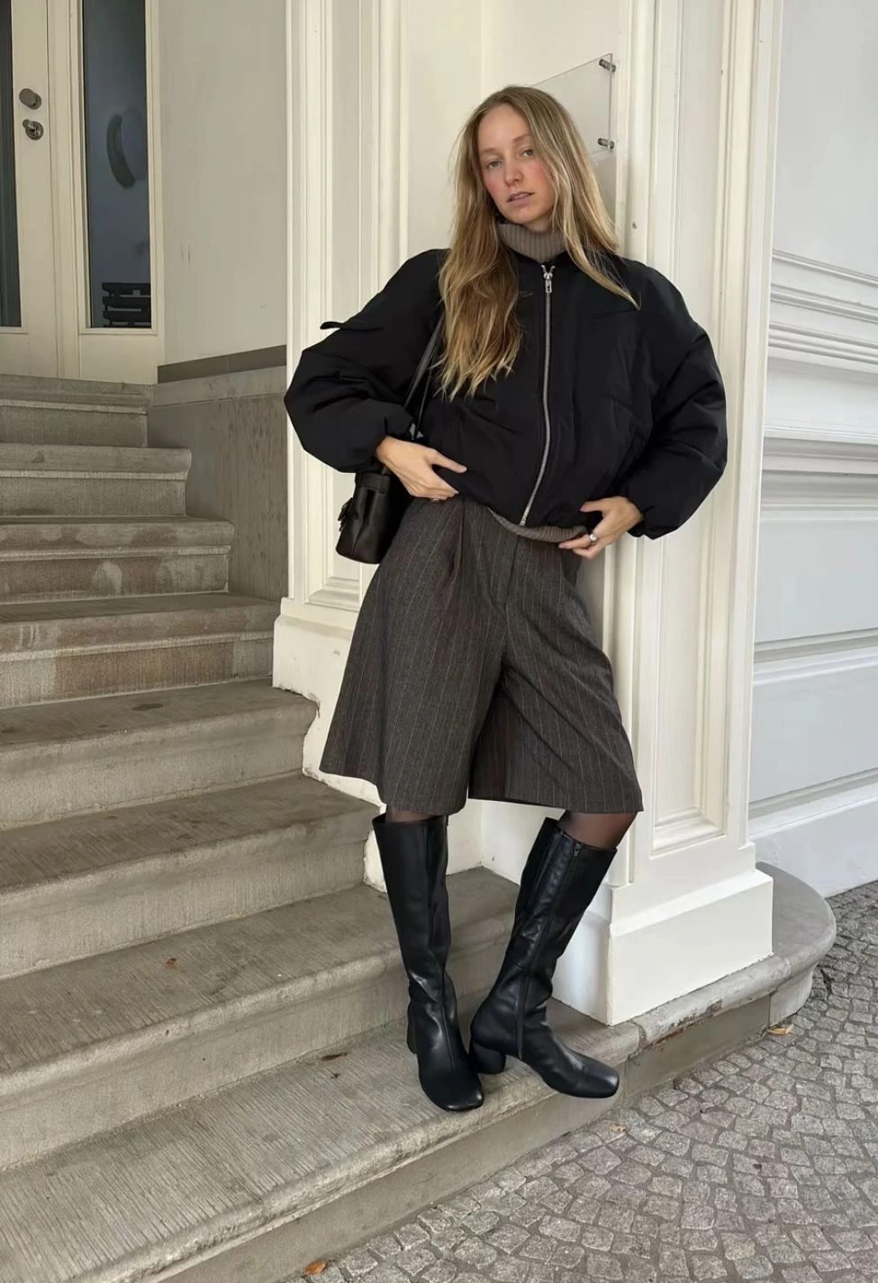 Bermudas sastreras con botas altas, la dupla statement que redefine el invierno 2026