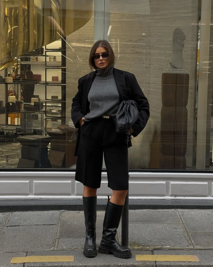 Bermudas sastreras con botas altas, la dupla statement que redefine el invierno 2026