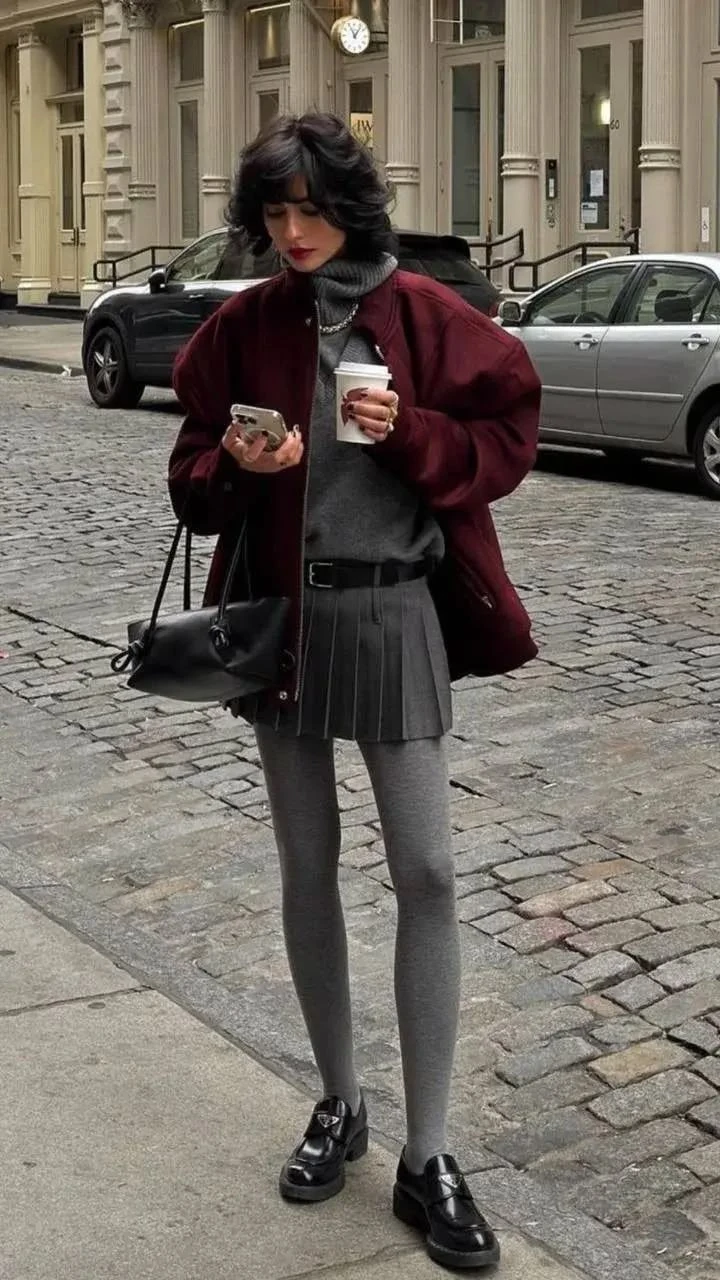 Gris y bordó, la nueva combinación chic del invierno 2026.