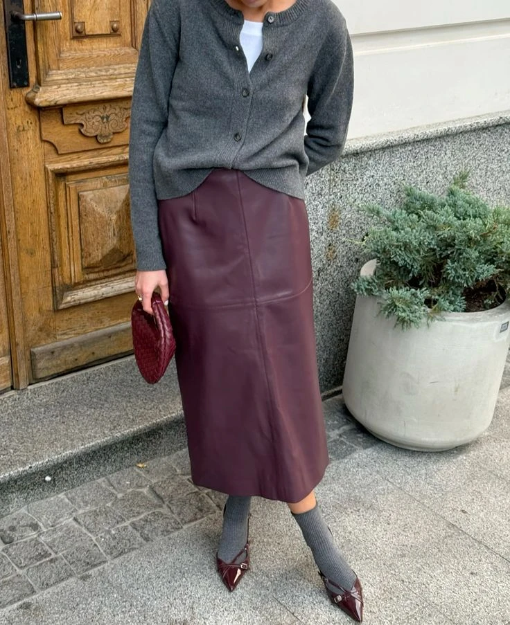 Gris y bordó, la nueva combinación chic del invierno 2026.