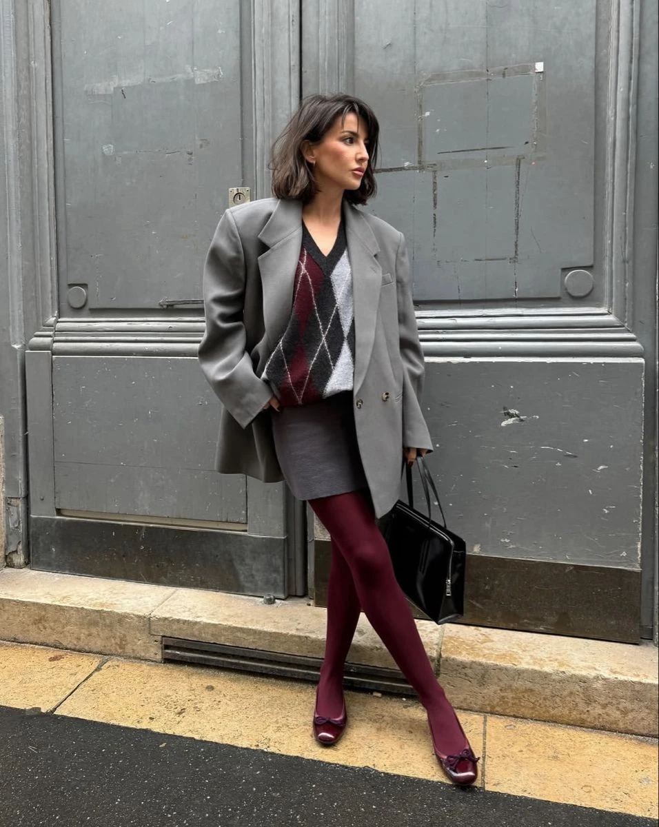 Gris y bordó, la nueva combinación chic del invierno 2026.