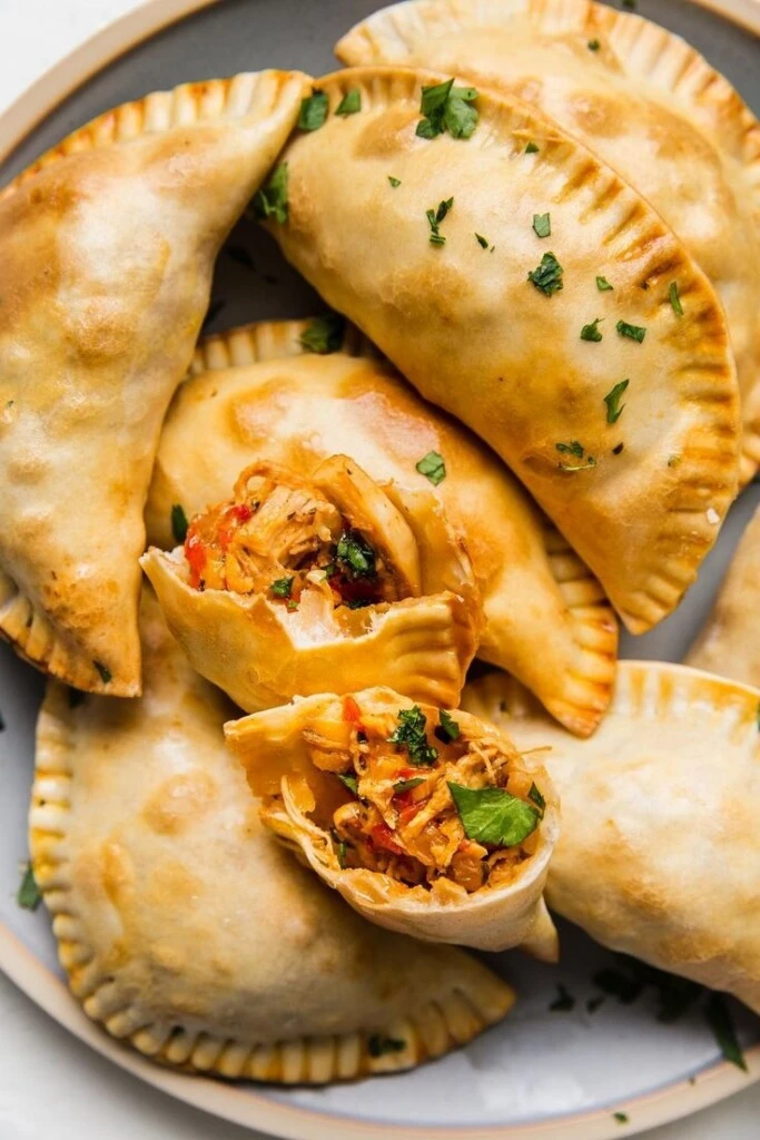 Empanadas de pollo, verdeo y hongos. Foto: Pinterest