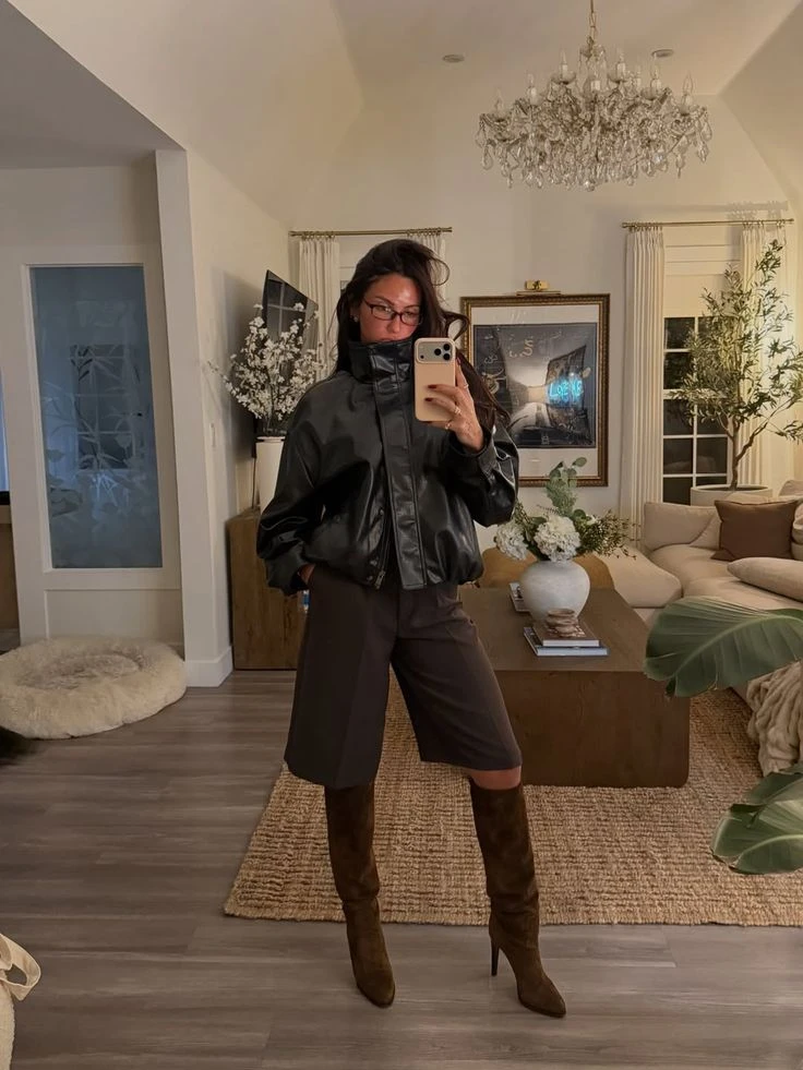 Bermudas sastreras con botas altas, la dupla statement que redefine el invierno 2026