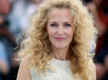 Gillian Anderson sorprendió en Cannes con un nuevo beauty look