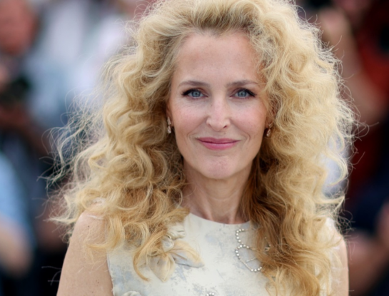 Gillian Anderson sorprendió en Cannes con un nuevo beauty look