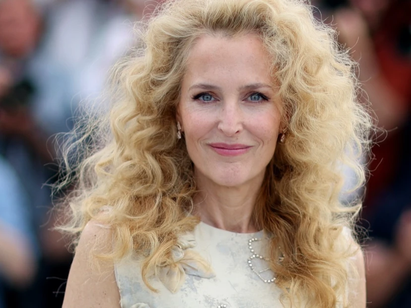 Gillian Anderson sorprendió en Cannes con un nuevo beauty look