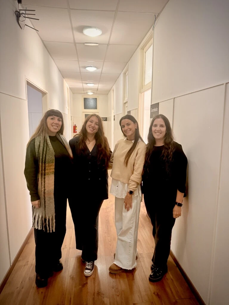 Verónica Tkachuk, Perachino, Irene de la Vega Vedoya y Cinthya Reznik, el equipo de médicas que trabajan en la Sección de Neuroinmunología del Servicio de Neurología del Hospital de Clínicas “José de San Martín” es un centro de referencia nacional para esta patología y otras enfermedades que afectan al Sistema Nervioso Central.